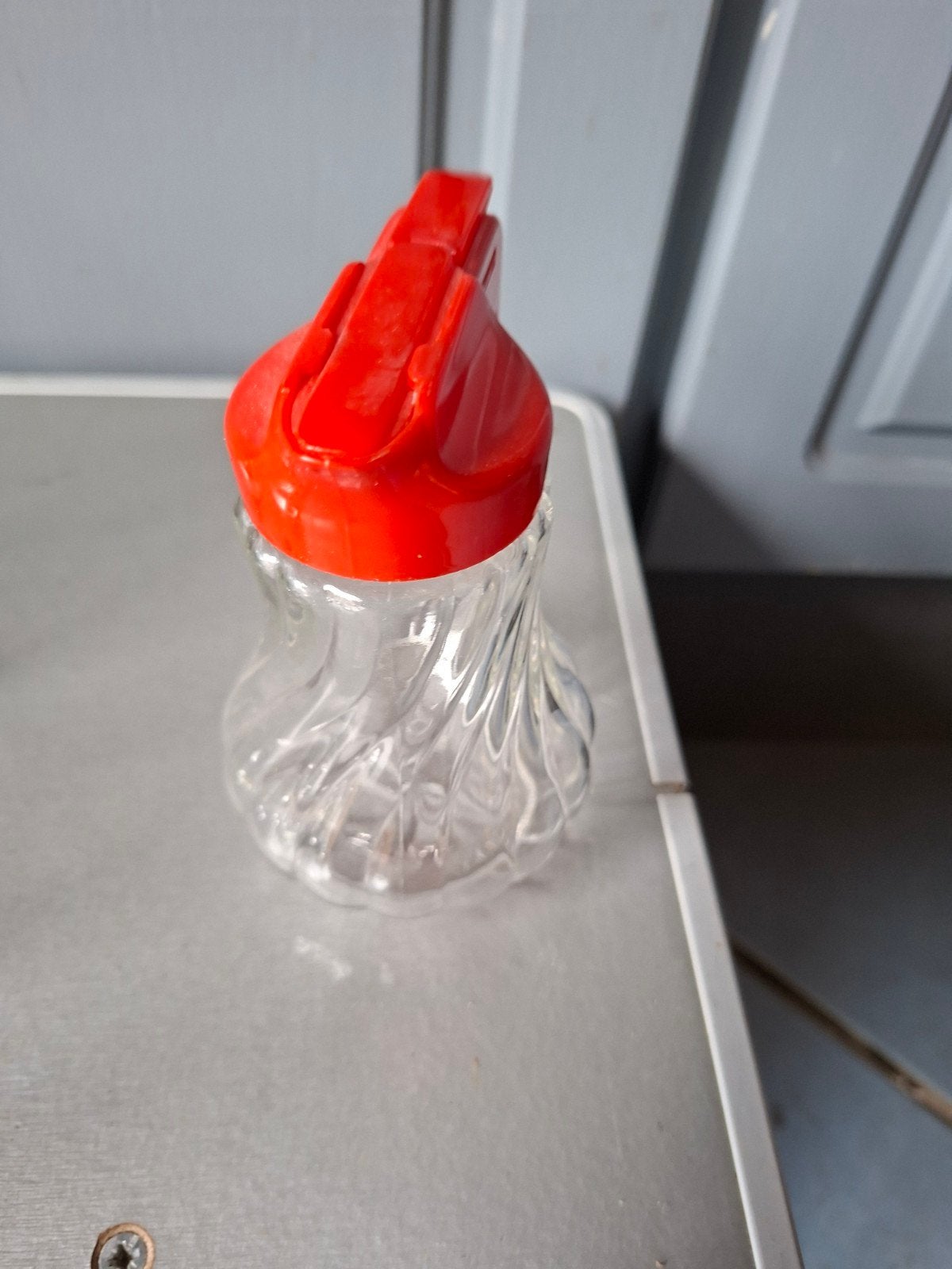 Glazen suikerstrooier of melkkannetje met rood deksel, Overige typen, Ophalen, Gebruikt, Glas