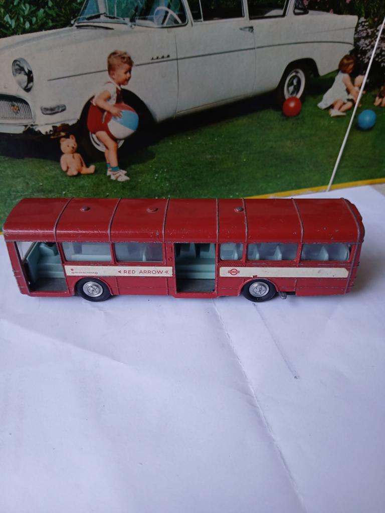 A.E.C. bus "Red Arrow". Dinky toys, mist deuren, Ophalen of Verzenden, Gebruikt, Auto, Dinky Toys