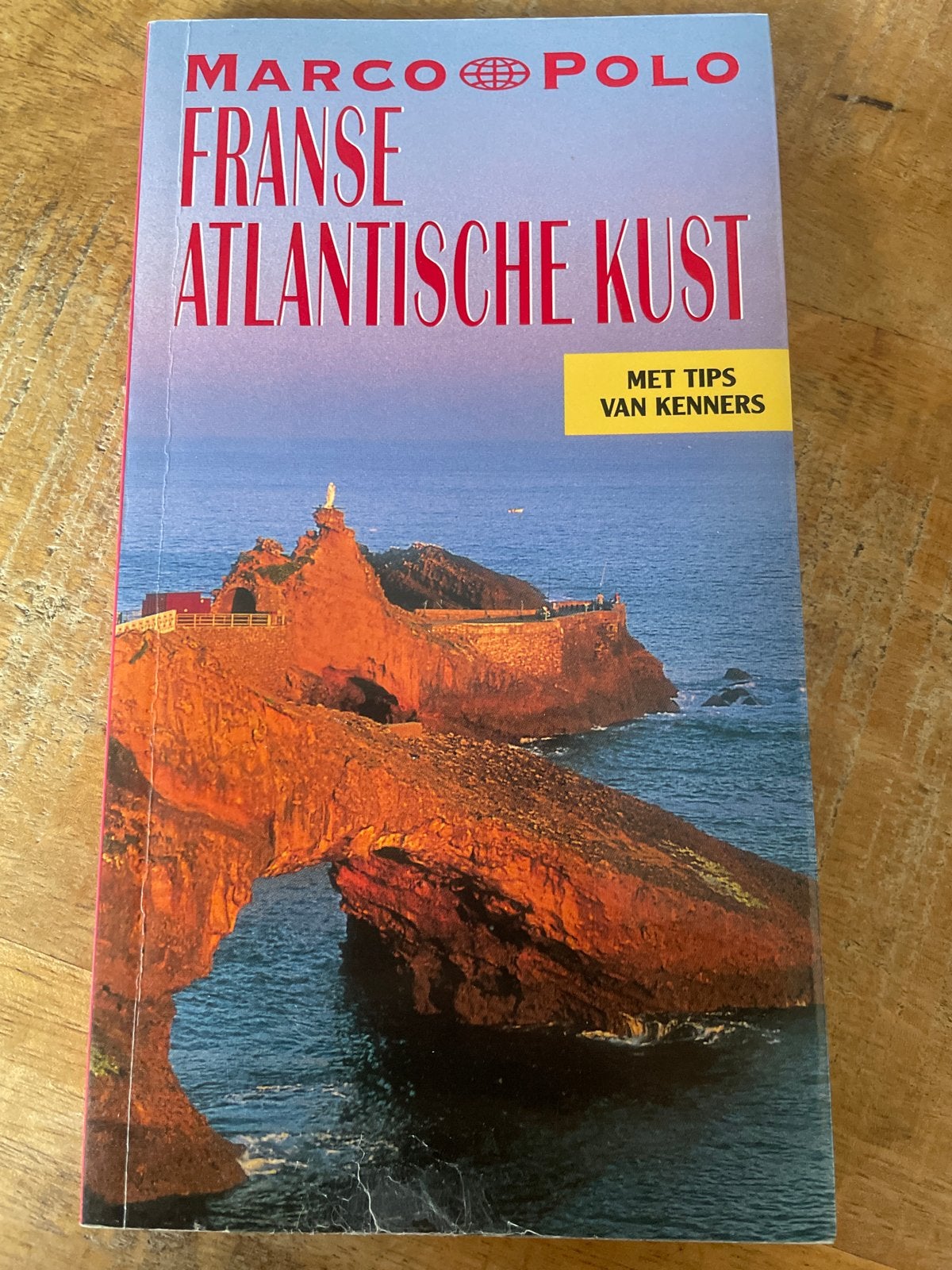 Reisgids Franse Atlantische Kust - Frankrijk, Boeken, Europa, Ophalen of Verzenden, Zo goed als nieuw, Reisgids of -boek