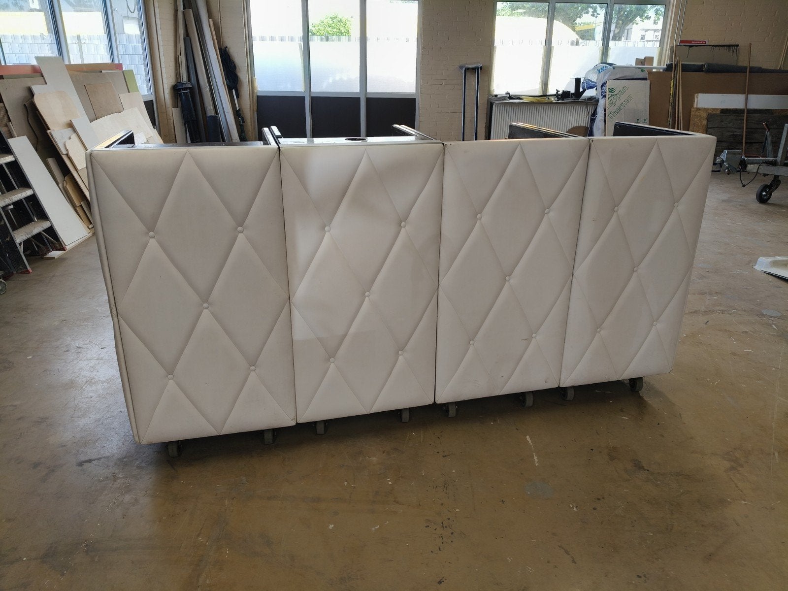 Luxe Witte DJ booth / meubel met Chesterfield Patroon, Ophalen