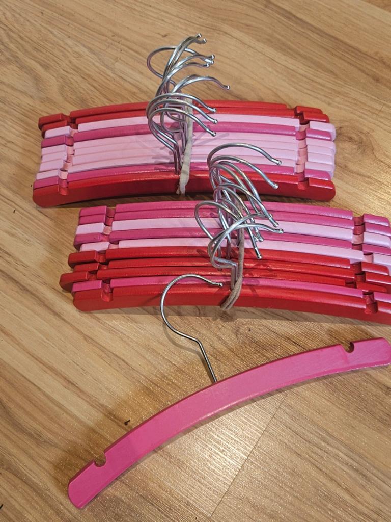 21 roze en rode baby kledinghangers met metalen haak, Ophalen of Verzenden, Gebruikt