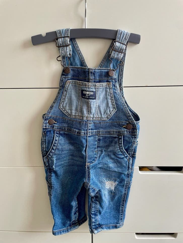 OshKosh B'gosh spijker tuinbroekje 6M met scheur design, Ophalen of Verzenden, Zo goed als nieuw, Jongetje of Meisje