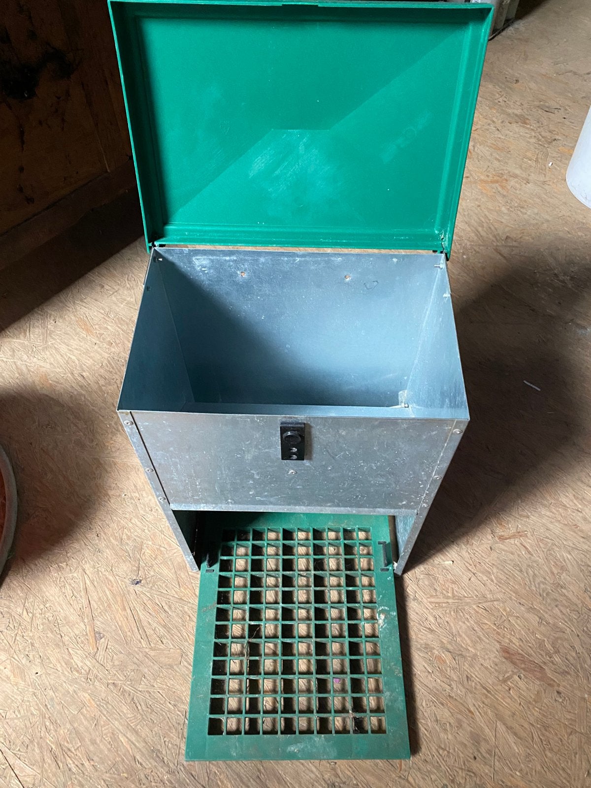 Kippen voerbak en klokdrinkbak, Ophalen, Zo goed als nieuw, Drinken en Voederen