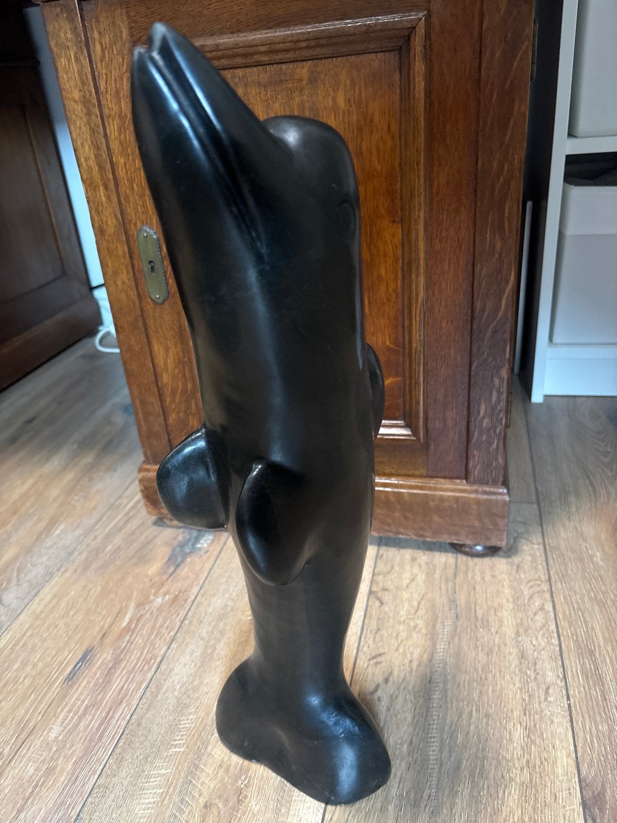 Zwarte dolfijn sculptuur - Uniek decoratief stuk, Antiek en Kunst, Ophalen, 50 - 100 cm, Zwart, Steen of Keramiek