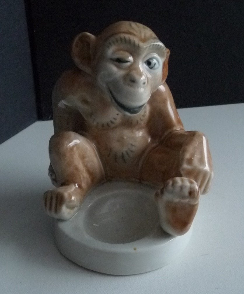 LEUKE ASBAK IN DE VORM VAN AAPJE PORSELEIN JAREN 50, Verzenden