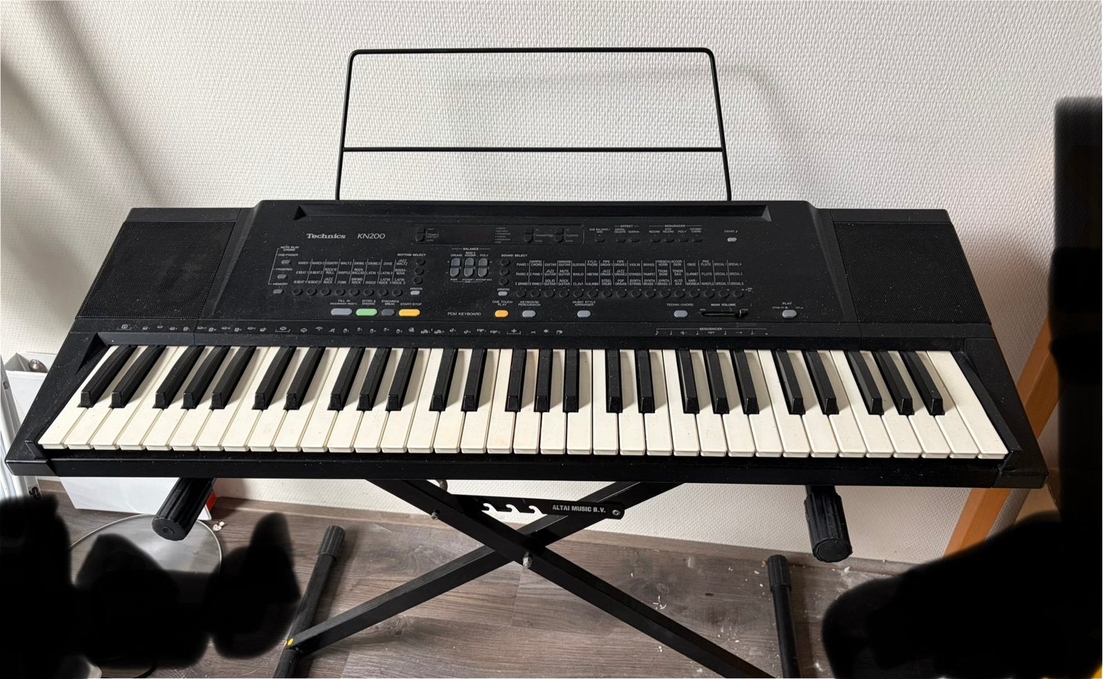 Technics KN200 Keyboard met standaard en adapter, Muziek en Instrumenten, Keyboards, Gebruikt, 61 toetsen, Technics, Aanslaggevoelig
