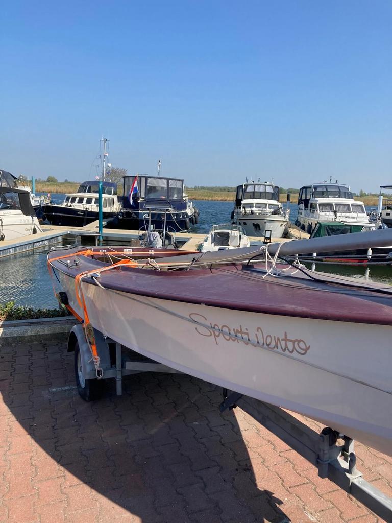 Flying Arrow Schakel - Zeilklaar met trailer en motor, Watersport en Boten, Ophalen, Gebruikt