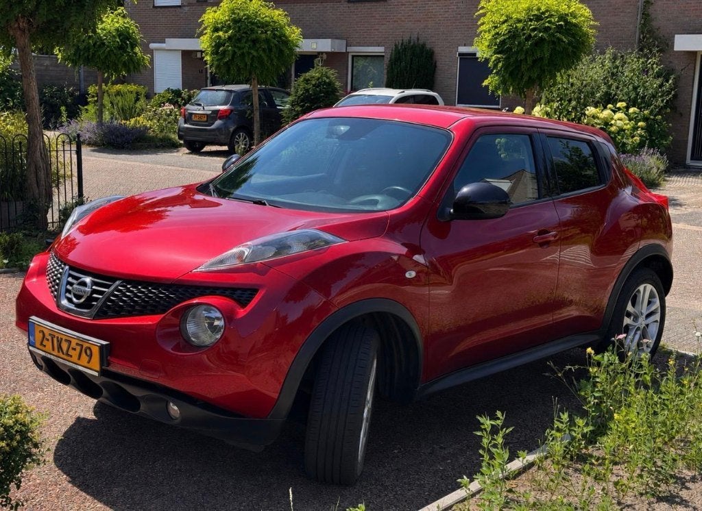 Nissan Juke 1.6 86KW Eco-pure Drive 2014 Rood, Auto's, Voorwielaandrijving, Stof, 1250 kg, Zwart