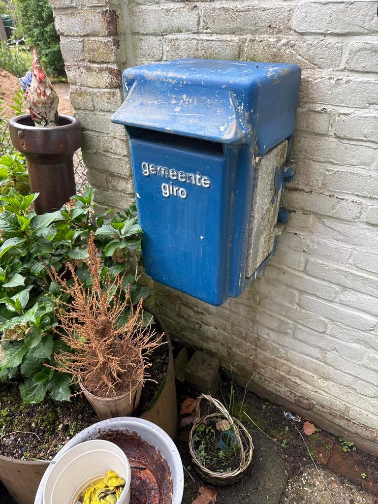 Vintage blauwe wandbrievenbus 'gemeente giro', Tuin en Terras, Brievenbussen, Ophalen, Gebruikt, IJzer, Wandbrievenbus