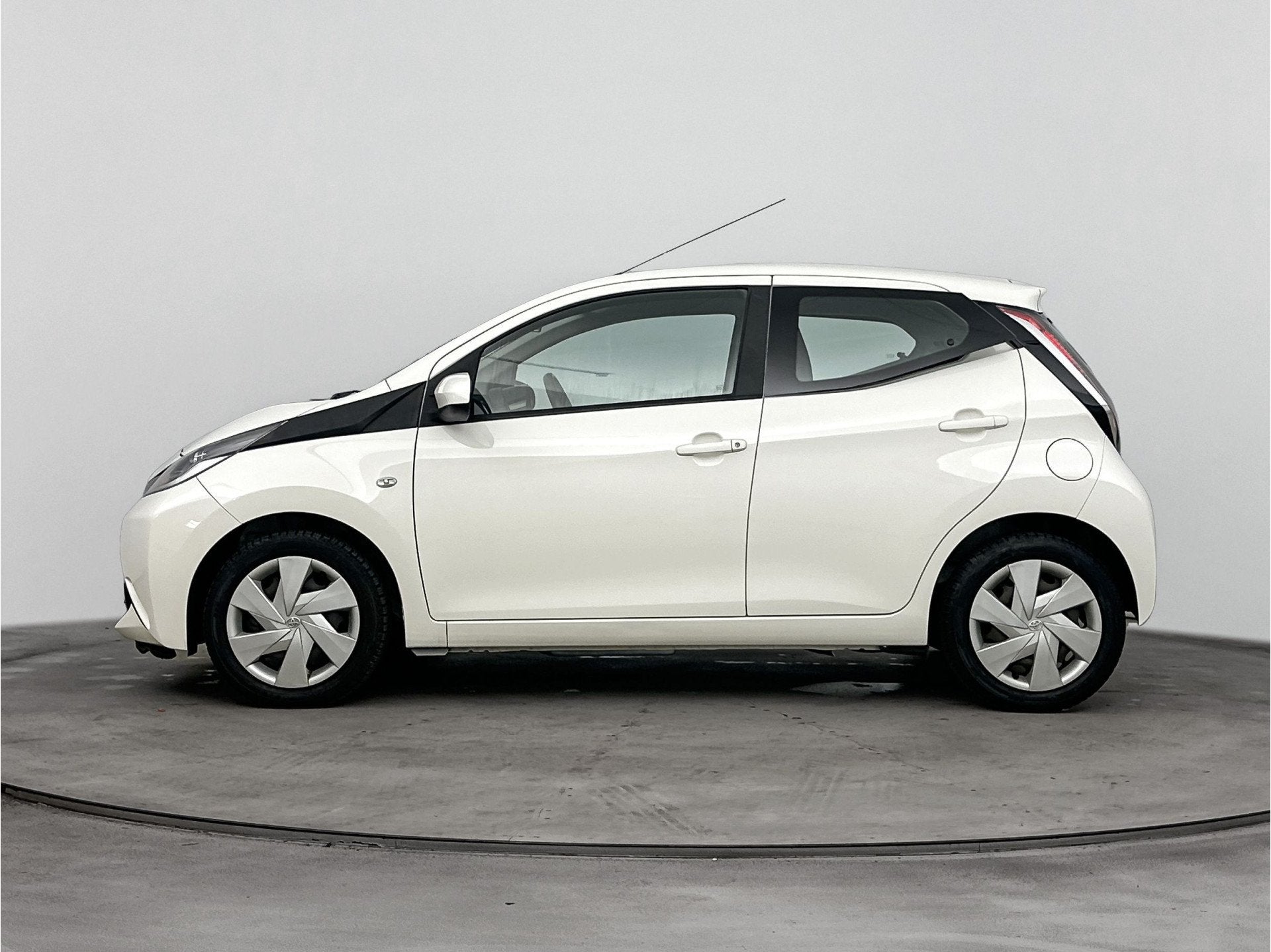 Toyota Aygo 1.0 VVT-i x-play | Dealer onderhouden | Navigati, Voorwielaandrijving, Stof, Gebruikt, 4 stoelen
