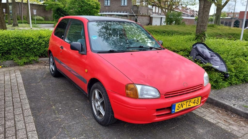 Toyota Starlet 1.3 16V 1997 Rood, Auto's, Stof, 4 cilinders, Starlet, 400 kg