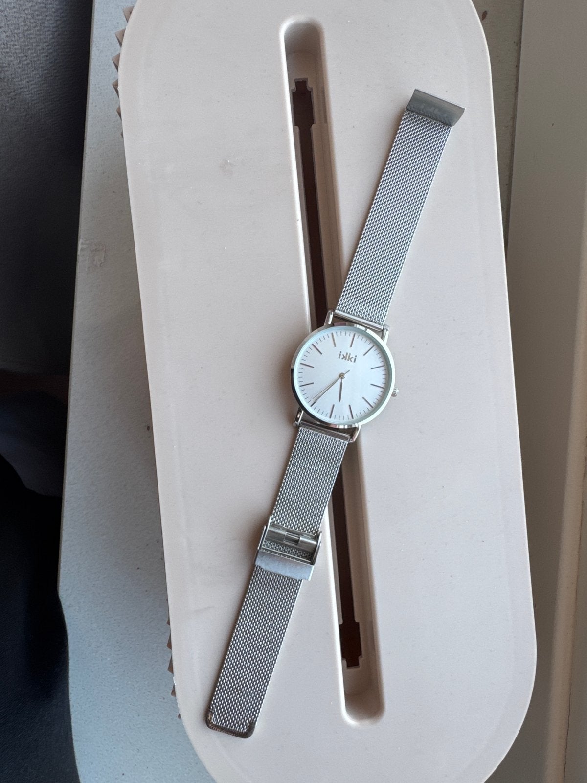 Stijlvol Ikki horloge met zilverkleurige mesh band, Staal, Polshorloge, Zo goed als nieuw, Ophalen