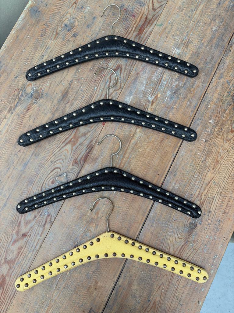Set van 4 vintage kledinghangers met studs, Kleding | Dames, Ophalen of Verzenden, Gebruikt, Overige materialen, Volwassenen