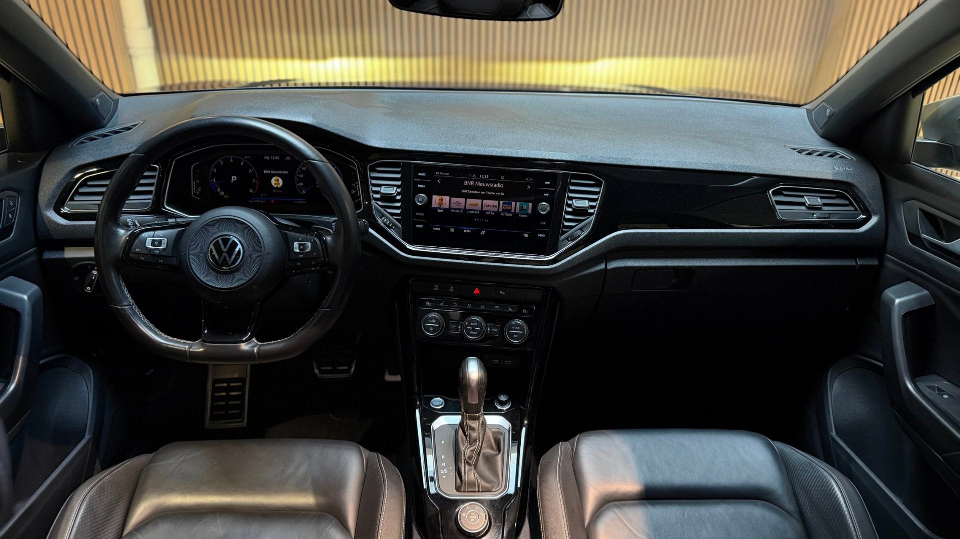 Volkswagen T-Roc R 2.0 TSI 4Motion 300PK |Pano|Leder|Beats|C, Auto's, Volkswagen, Automaat, Gebruikt, Zwart, 4 cilinders