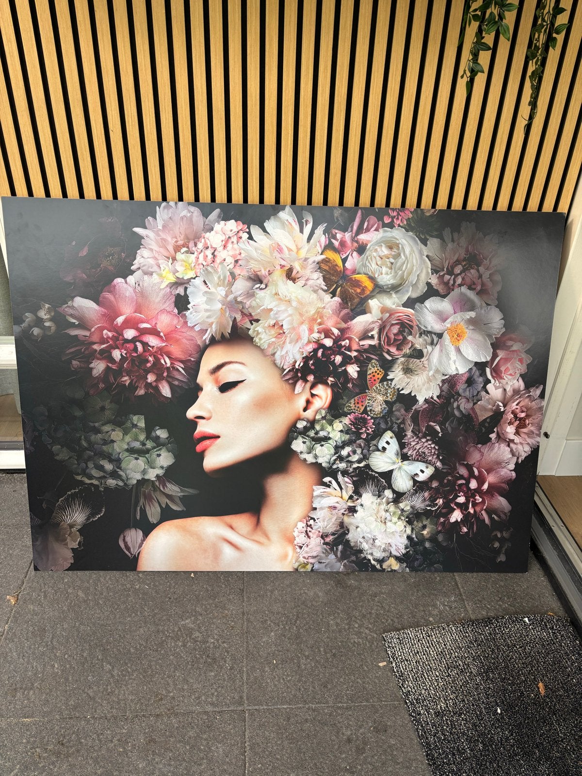 Grote poster op hardboard: Vrouw met bloemen en vlinders, Huis en Inrichting, Ophalen, Gebruikt, 125 cm of meer, Foto of Poster