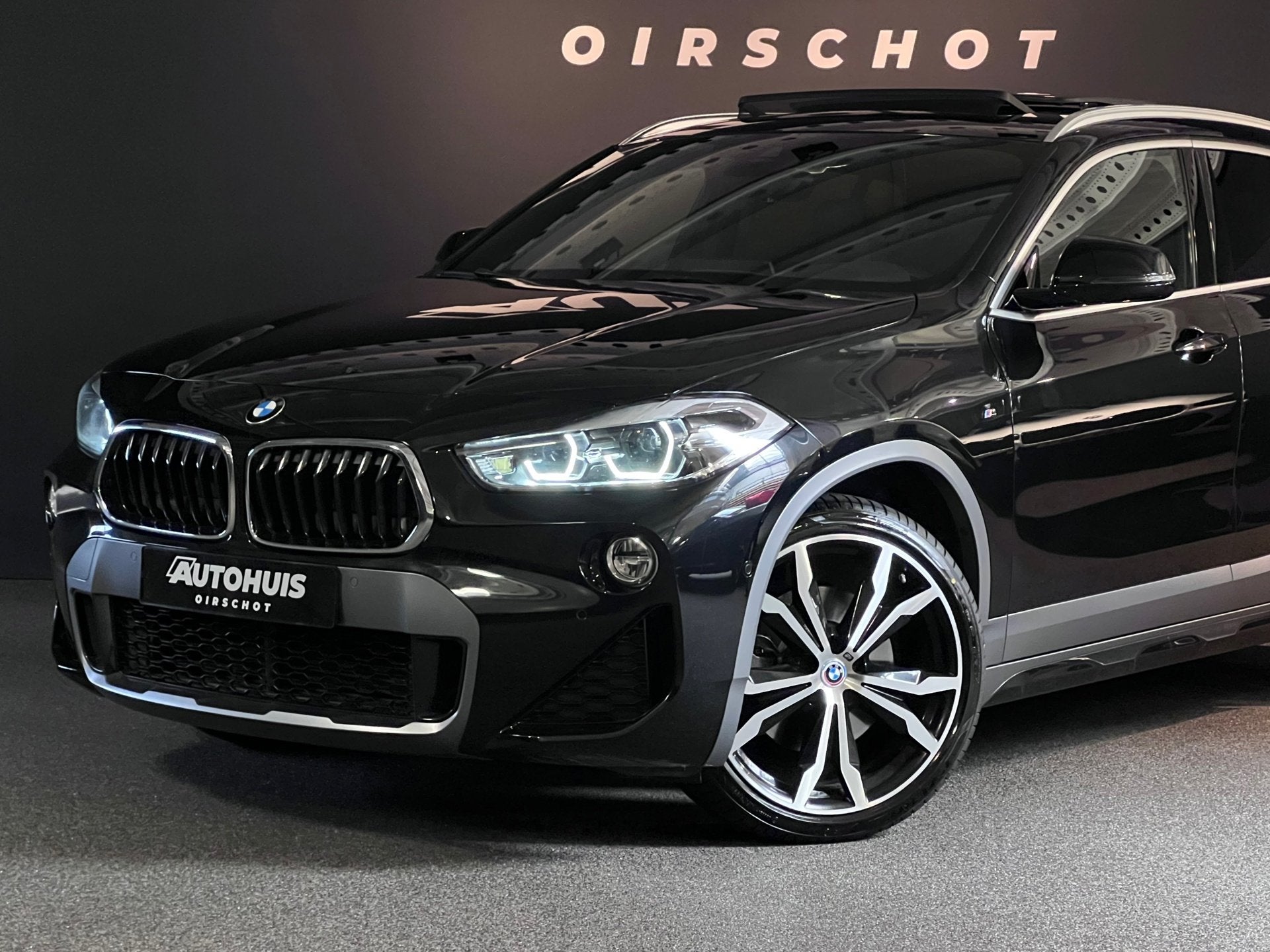 BMW X2 SDrive20i High Executive M Edition Pano/ Headup/ Trek, 1435 kg, Leder en Stof, Zwart, Bedrijf