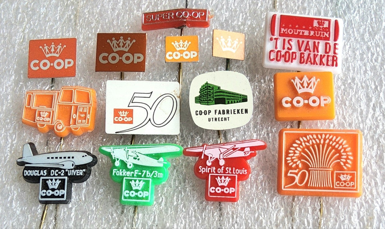 14 Vintage CO-OP Speldjes - Diverse Ontwerpen, Verzamelen, Ophalen of Verzenden, Gebruikt, Overige onderwerpen, Speldje of Pin