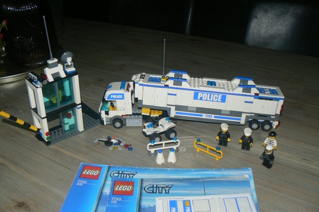 Te koop: Lego City Politie Mobiele Post Truck 7743 + boeken, Lego, Compleet, Ophalen of Verzenden, City