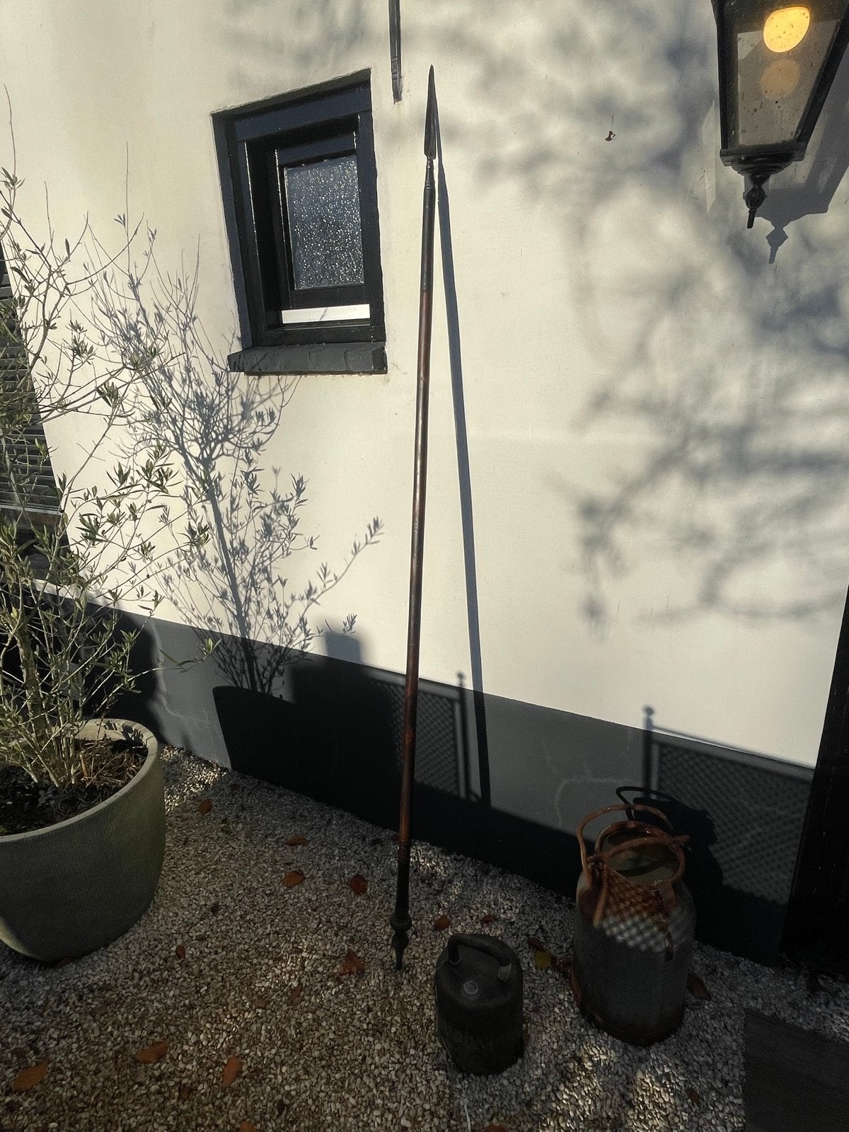 Antieke lans/speer met decoratieve metalen details, Ophalen