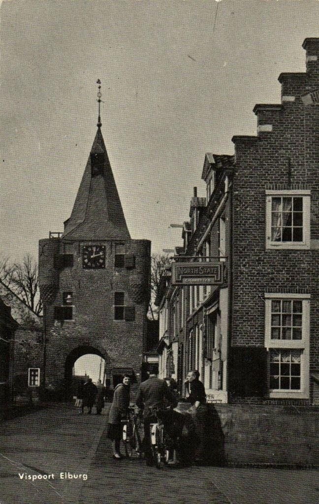Vispoort Elburg - volk fietsers - ongelopen, Verzamelen, Ansichtkaarten | Nederland, Ophalen of Verzenden, 1940 tot 1960, Ongelopen