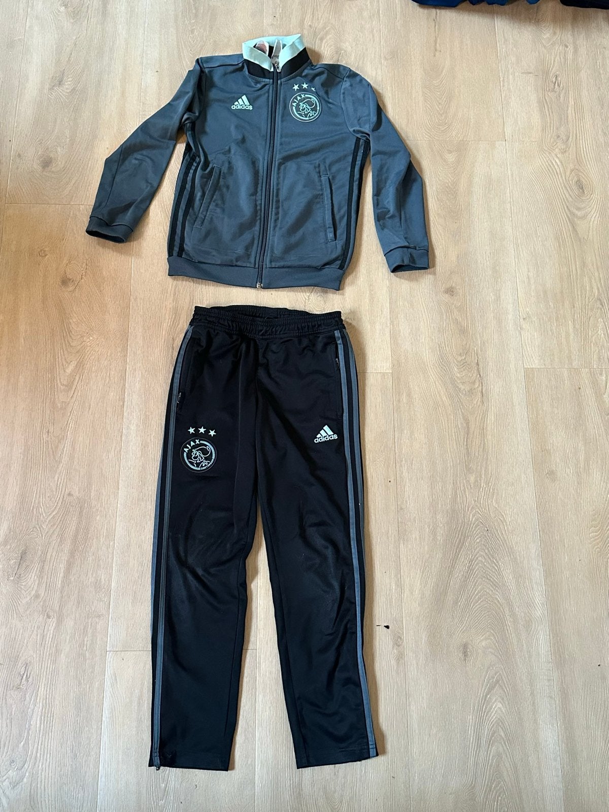 Adidas Ajax trainingspak maat 140, Ophalen of Verzenden, Zo goed als nieuw, Jongen, Setje