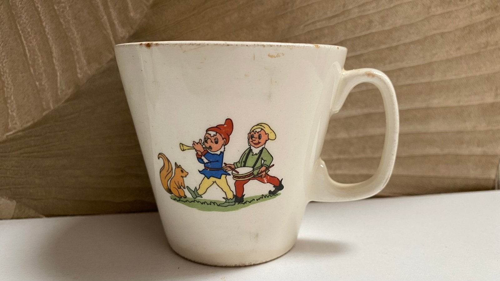 Antieke Kinderkopje met Kabouterafbeeldingen, Ophalen of Verzenden