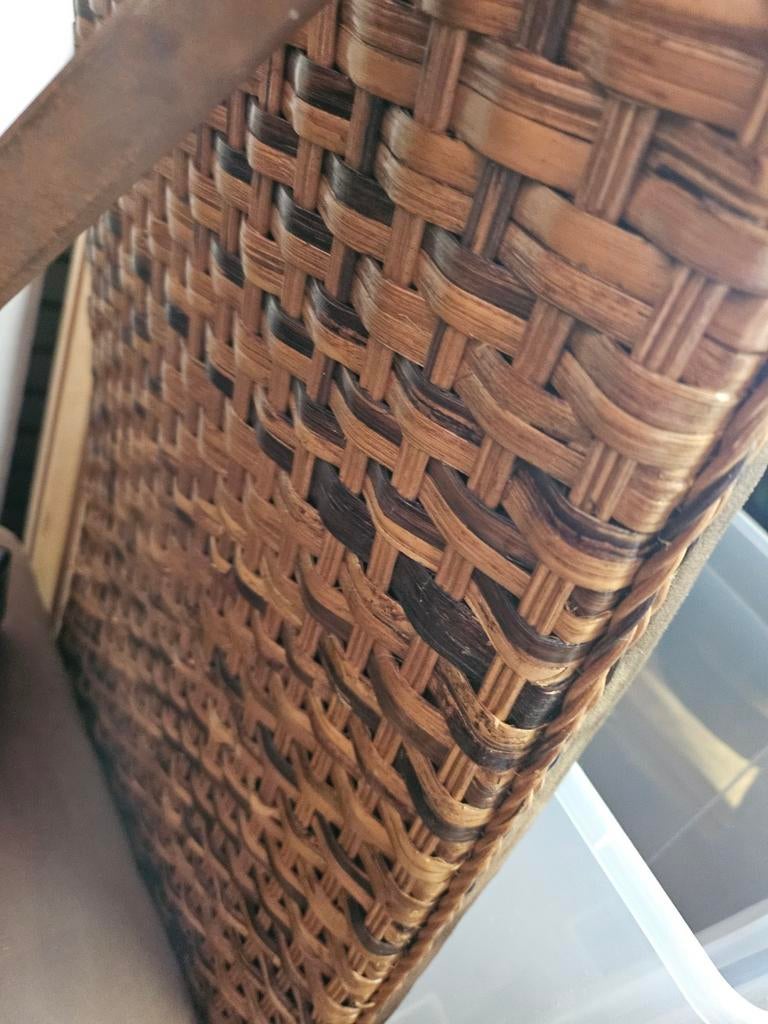 Twee r stoelen met bruine suedine en tafel in prima staat, Huis en Inrichting, Stoelen, Gebruikt, Twee, Bruin, Landelijk