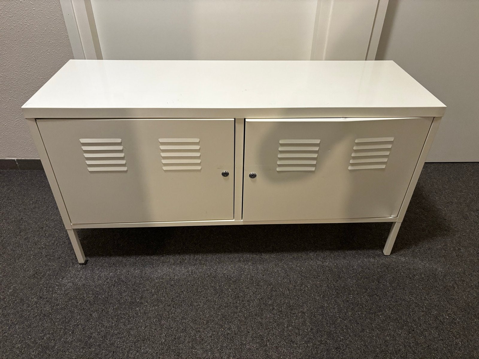 Wit metalen dressoir met 2 deuren en planken, Ophalen, Gebruikt