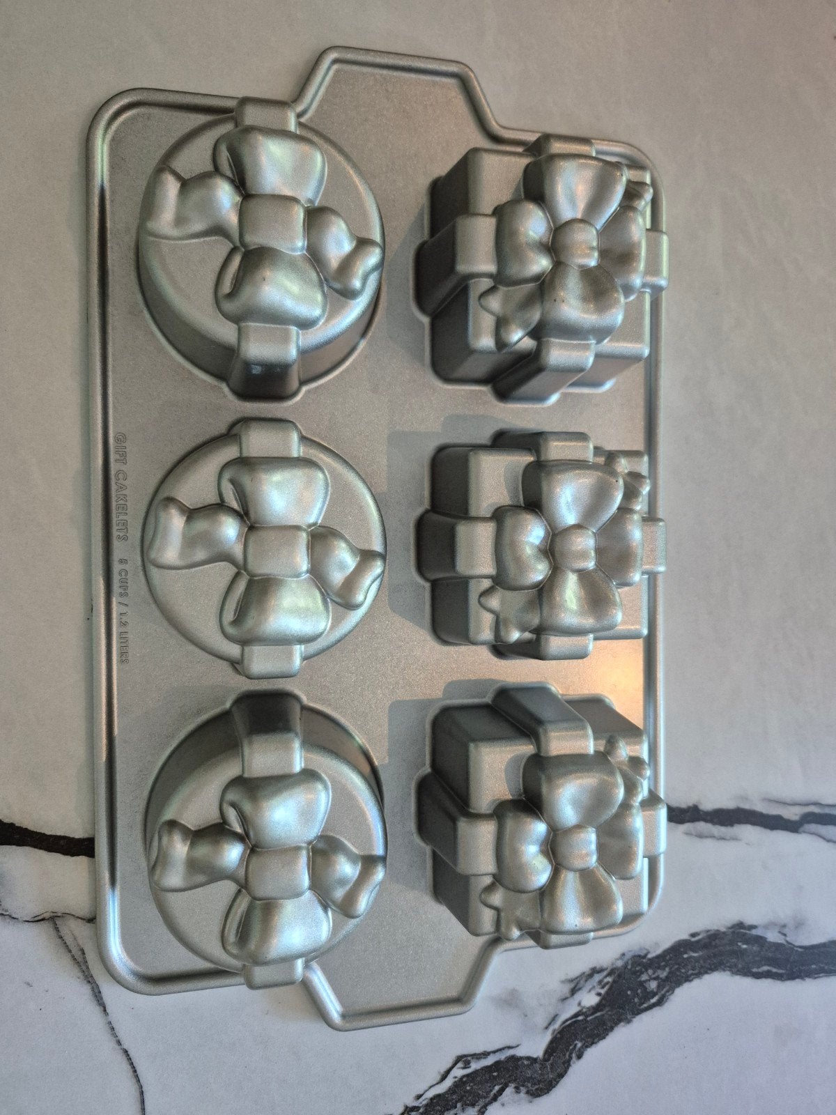 Nordic Ware Gift Cakelets, Ophalen of Verzenden, Zo goed als nieuw, Taarten of Cupcakes, Bakvorm