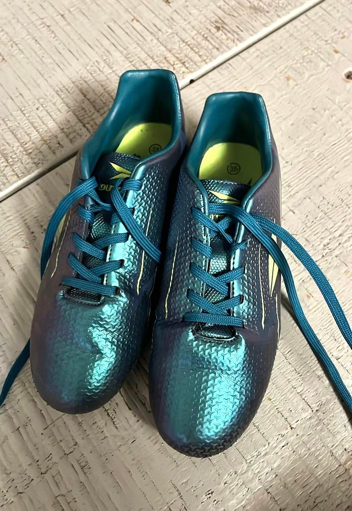 Voetbalschoenen maat 35, Maat XS of kleiner, Ophalen of Verzenden, Zo goed als nieuw, Schoenen