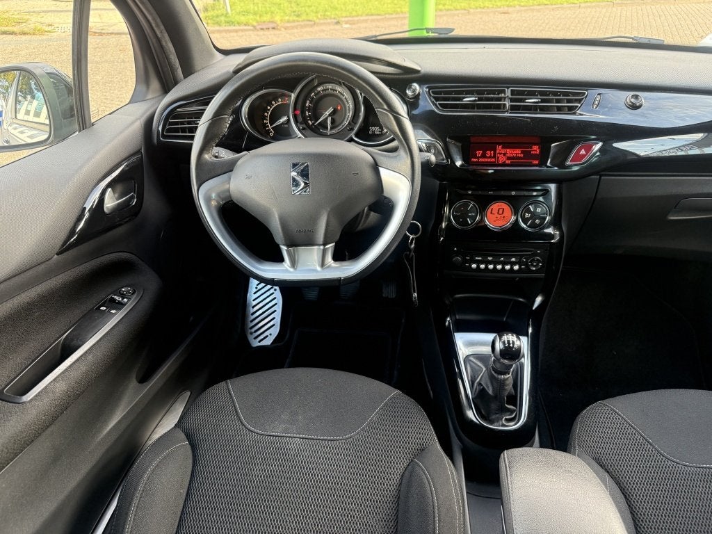 Citroën DS3 Cabrio 1.2 VTi So Chic (bj 2014), Auto's, Citroën, 0 cilinders, Gebruikt, Metallic lak, 82 pk