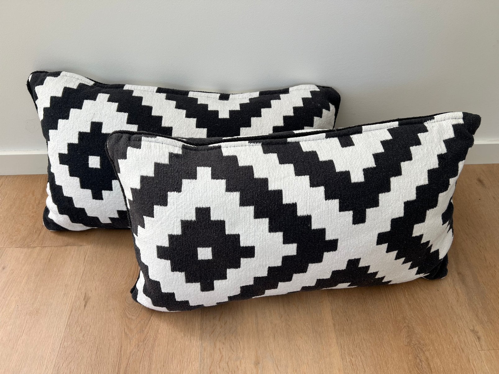 Ikea kussen + hoes zwart-wit (2 stuks), Ophalen, Gebruikt, Wit, IKEA
