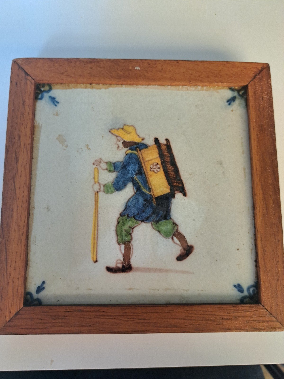 Delfts blauw tegeltje met wandelaar in houten lijst, Ophalen of Verzenden
