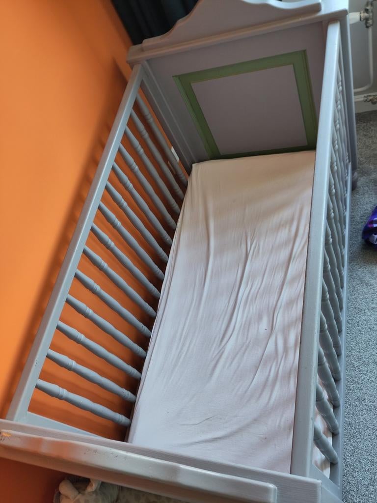 Houten ledikantje met matras en aerosleeper, Ophalen, Gebruikt, Lattenbodem