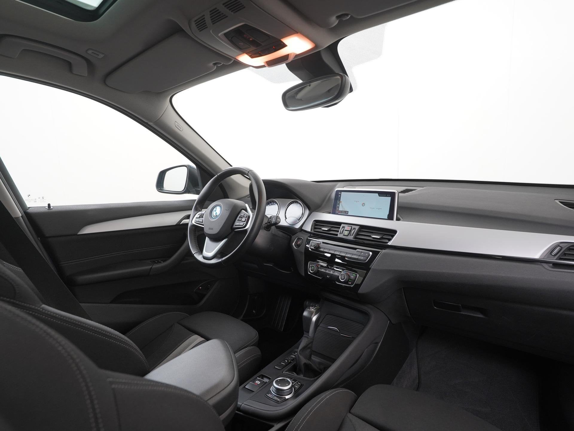 BMW X1 xDrive25e | Panoramadak | Sport stoelen | Camera | 18, Auto's, Stof, Gebruikt, Blauw, Plug-in hybride
