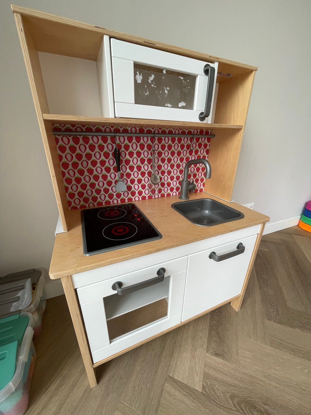 IKEA Speelkeuken met aardbeienwand en accessoires, Ophalen, Zo goed als nieuw, Hout, Speelkeuken