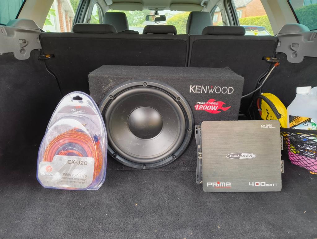 Kenwood Subwoofer 1200W + Caliber Versterker + Kabelset 4ga, Ophalen, Gebruikt