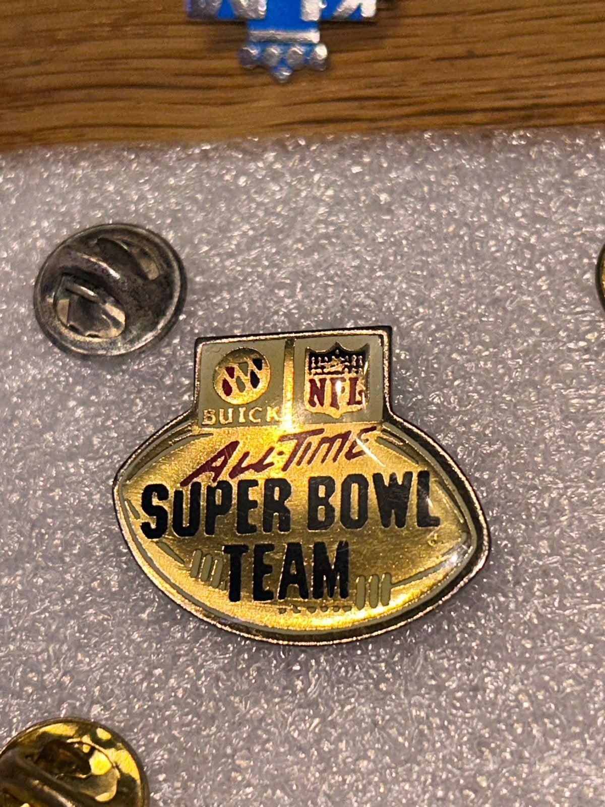 NFL Super Bowl Team Buick Pin, Ophalen of Verzenden, Zo goed als nieuw, Sport, Speldje of Pin