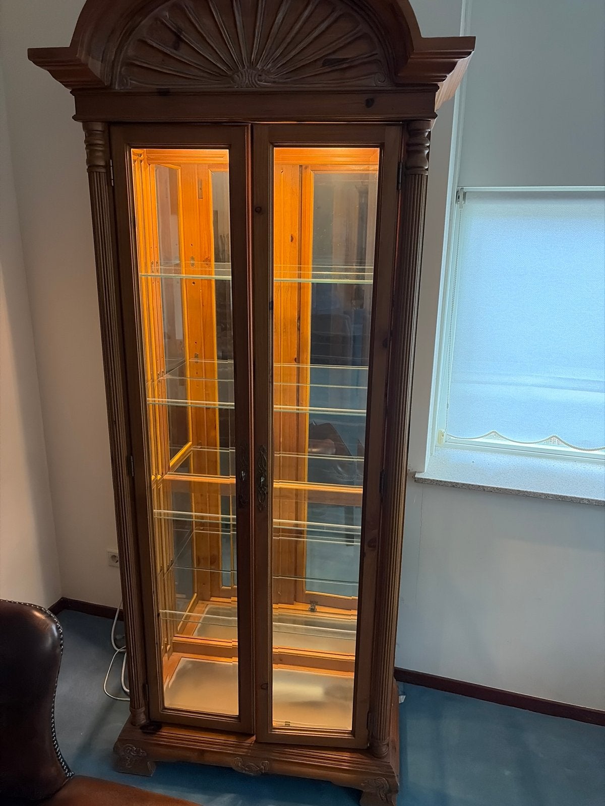 vitrinekast met verlichting, Ophalen