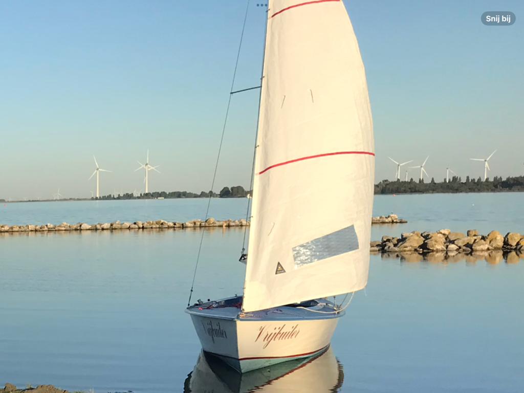 Keurige polyester Spanker op trailer met bijna nieuwe zeilen, Watersport en Boten, Open zeilboten, Gebruikt, Polyester, Ophalen of Verzenden
