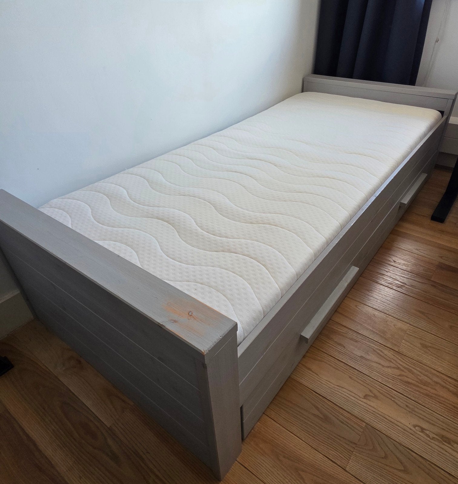 WOOOD Dennis Bed 90x200 cm met lade - Grenen Betongrijs, Huis en Inrichting, Slaapkamer | Bedden, Ophalen
