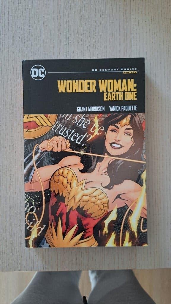 Wonder Woman: Earth One Compact, Eén comic, Ophalen of Verzenden, Zo goed als nieuw, Amerika