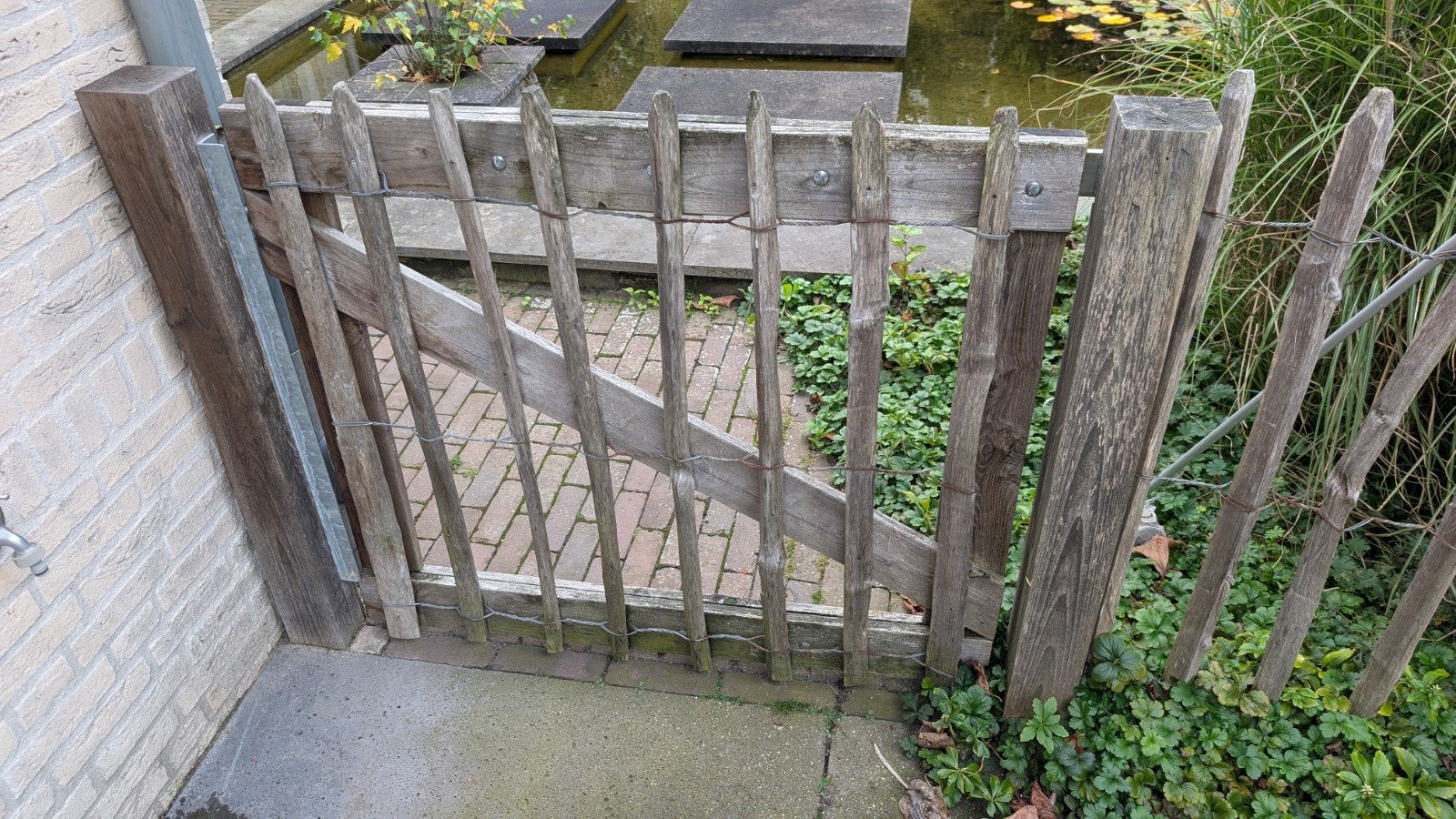 Kastanjehouten hekwerk met poort - 15 meter, Ophalen, Met poort, Gebruikt, Tuinhek