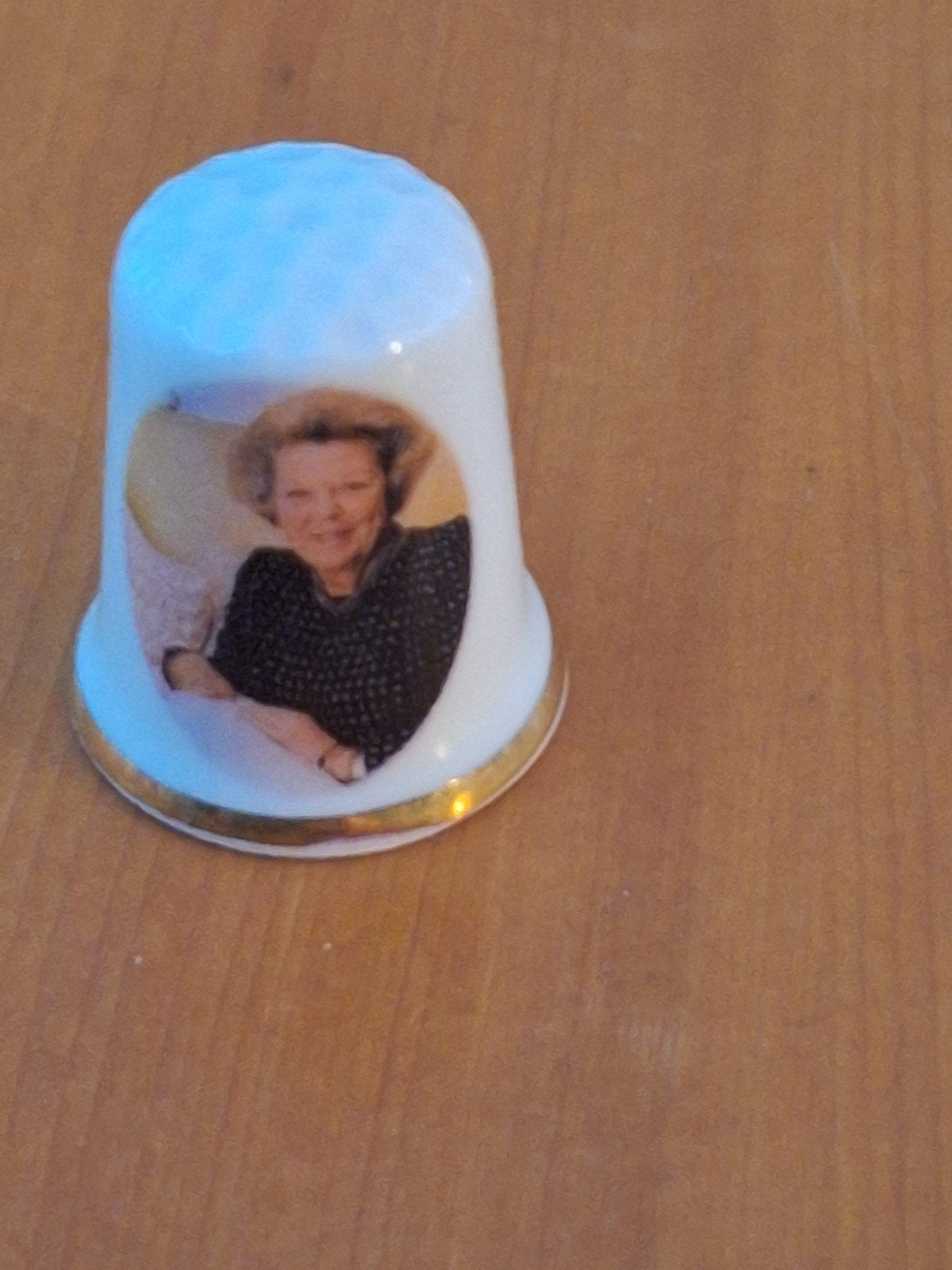 Vingerhoedje Beatrix Djim Holland Fine Bone China, Verzamelen, Ophalen of Verzenden, Zo goed als nieuw