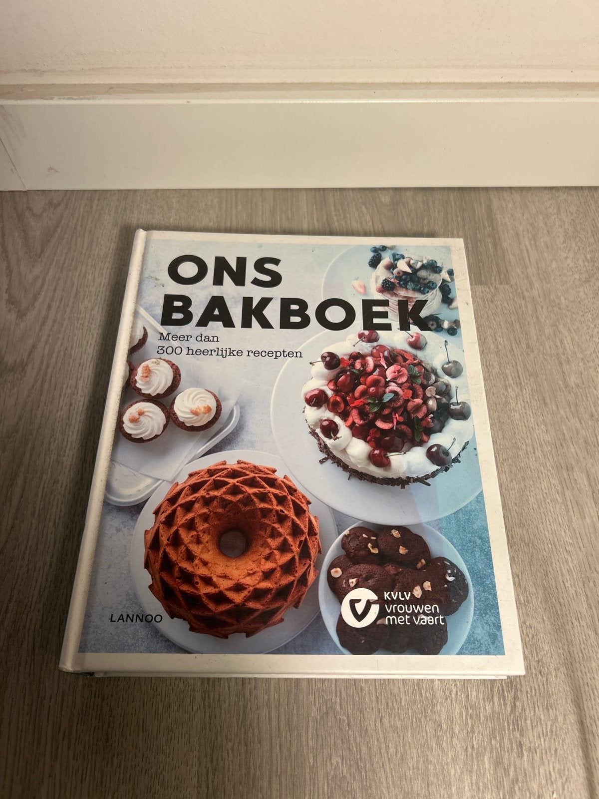 Ons Bakboek - Meer dan 300 heerlijke recepten, Ophalen of Verzenden, Zo goed als nieuw, Overige gebieden, Taart, Gebak en Desserts