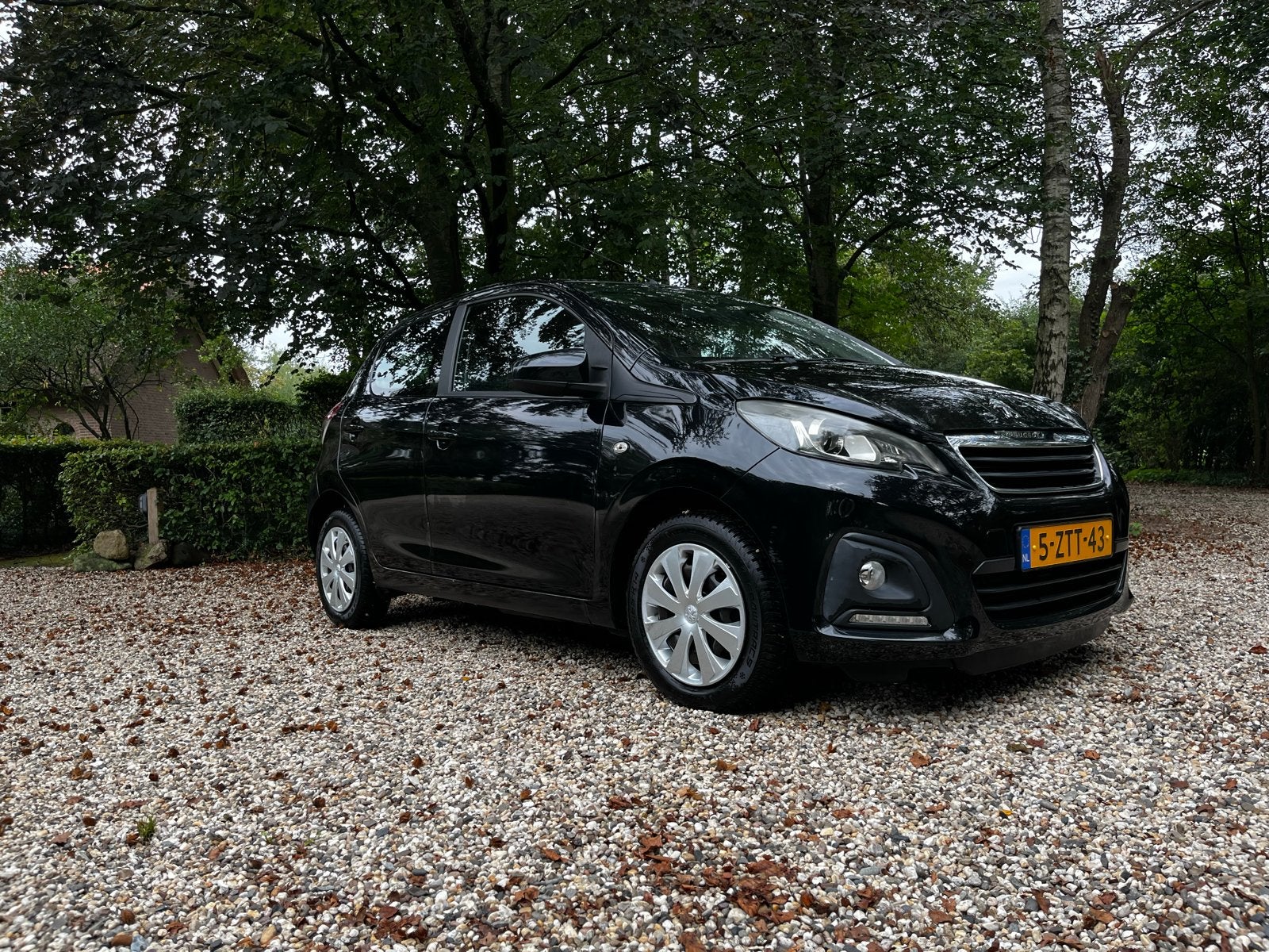 Peugeot 108 1.0 12V E-vti 51KW Zwart airco, Voorwielaandrijving, Stof, 4 stoelen, Zwart