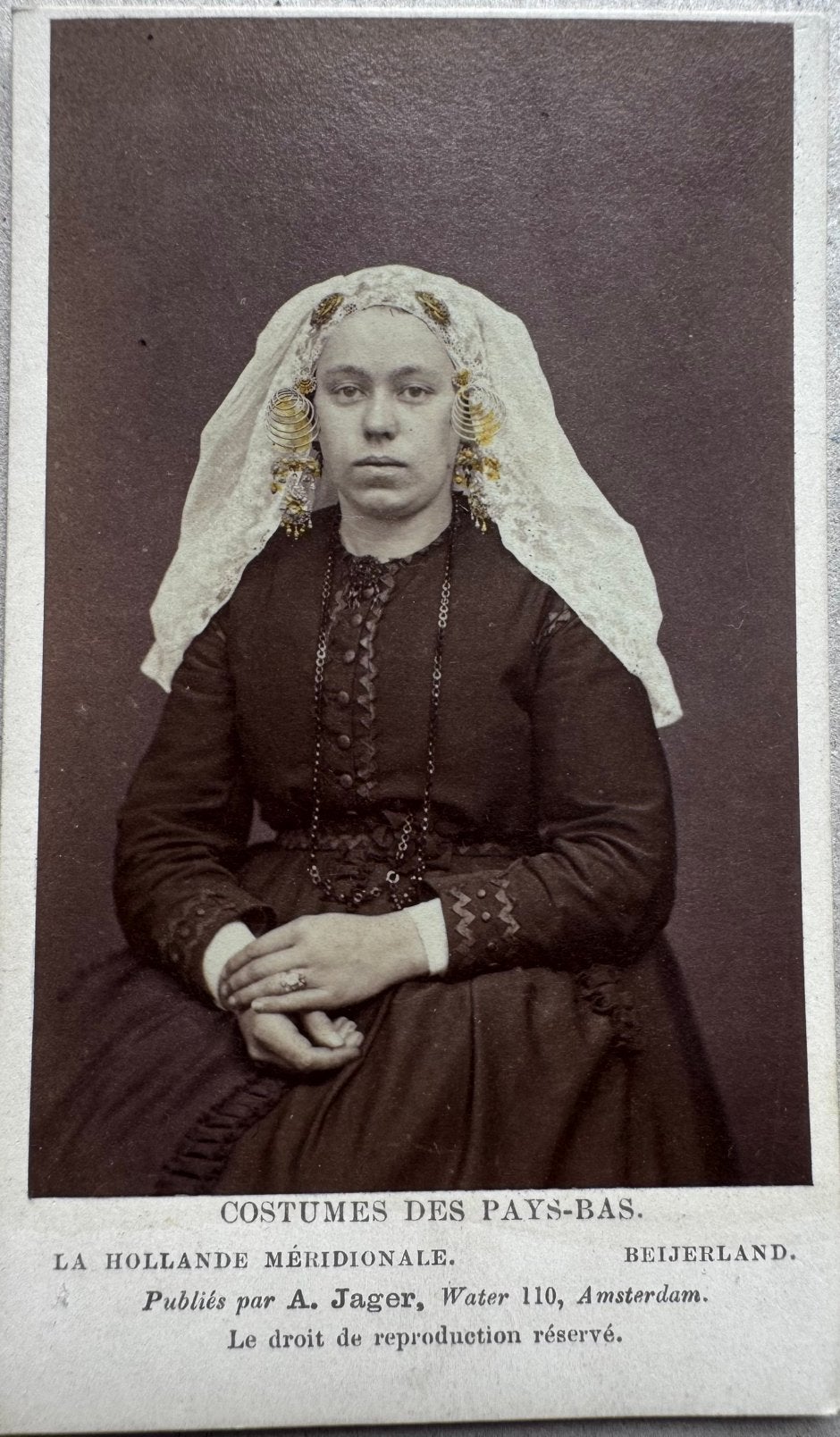CDV A. Jager Amsterdam | Klederdracht Oud Beijerland Zeeland, Verzamelen, Gebruikt, Foto, Klederdracht, Ophalen of Verzenden