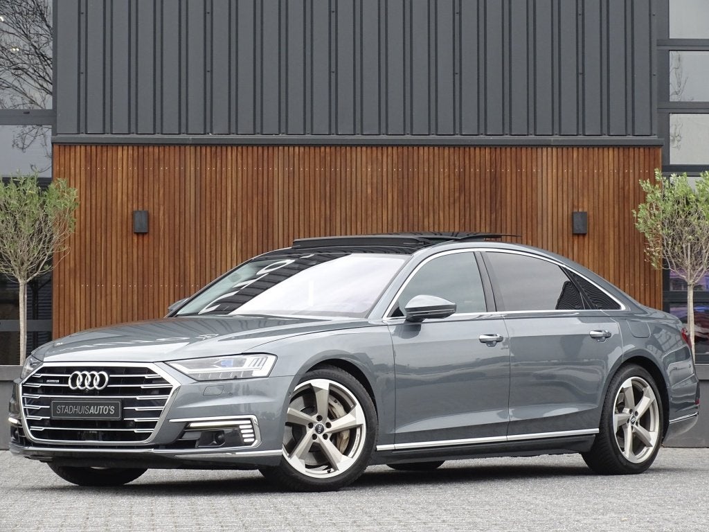 Audi A8 60 TFSie Lang 449PK S-line / B&O / TV's / Alcantara, Auto's, Automaat, Dealer onderhouden, 14 kWh, Gebruikt
