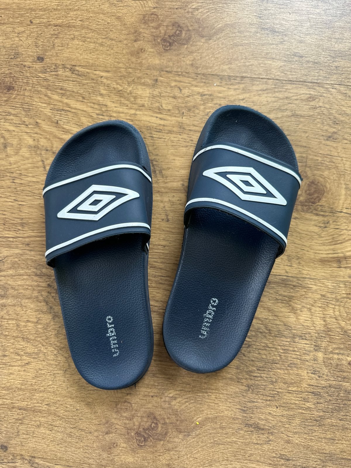 Umbro slippers maat 35, Kleding | Dames, Ophalen of Verzenden, Blauw, Slippers