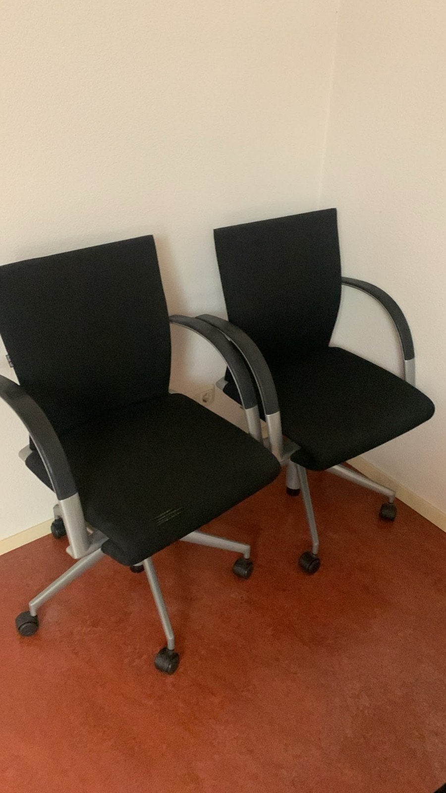 !GRATIS! 2 Bureaustoelen en 2 kantoorstoelen, Ophalen, Gebruikt, Zwart, Bureaustoel